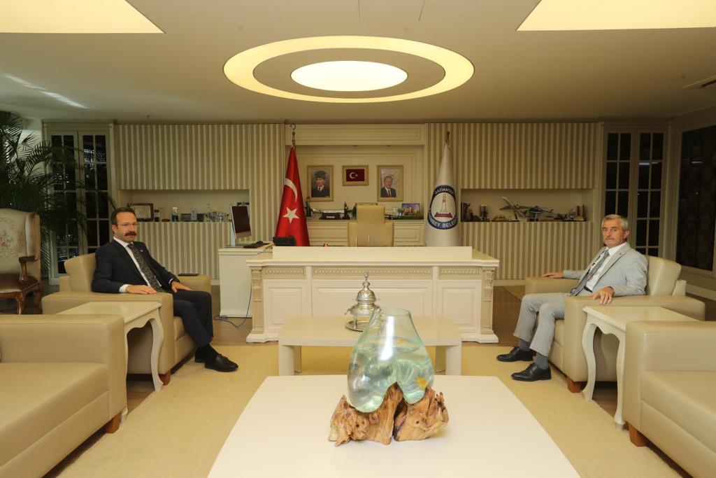 Kaymakamımız Sn. Ömer Hilmi YAMLI, Şahinbey Belediye Başkanımız Sn. Mehmet TAHMAZOĞLU’nu makamında ziyaret etti.